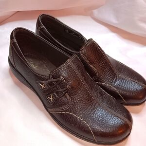 Women’s Brown Clarks Ashland Cove Leather Upper Slip On Shoes Size 8M NWT